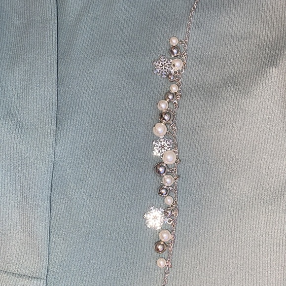 SNOWFLAKE JINGLE BELL PEARL NECKLACE - Picture 2 of 2